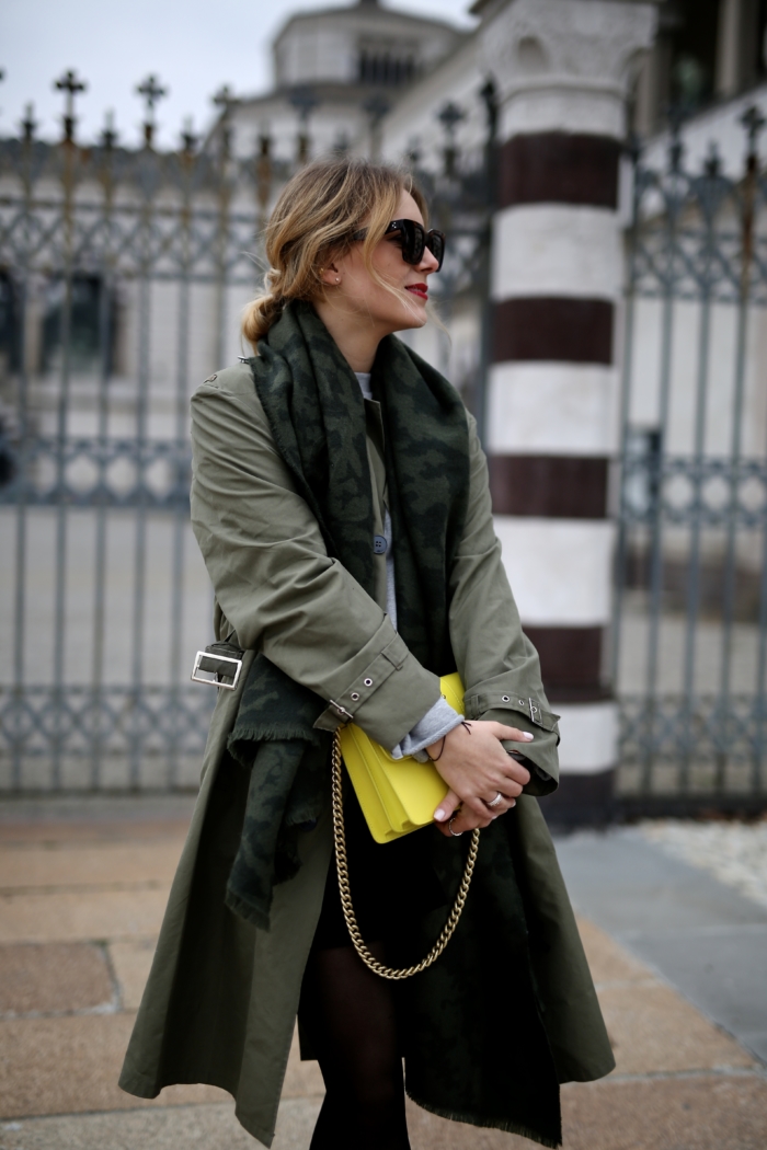 Trenchcoat khaki, grüner Schal, knallgelbe Statement Tasche, Sonnenbrille