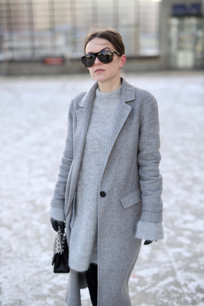 Grauer Wollmantel, grauer oversize Pullover, Sonnenbrille, Lederhandschuhe