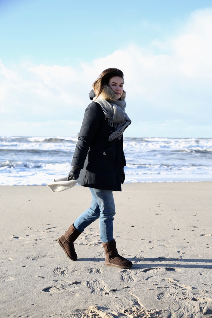 Spaziergang am Strand, Winterjacke, grauer Schal, Jeans, Fellboots