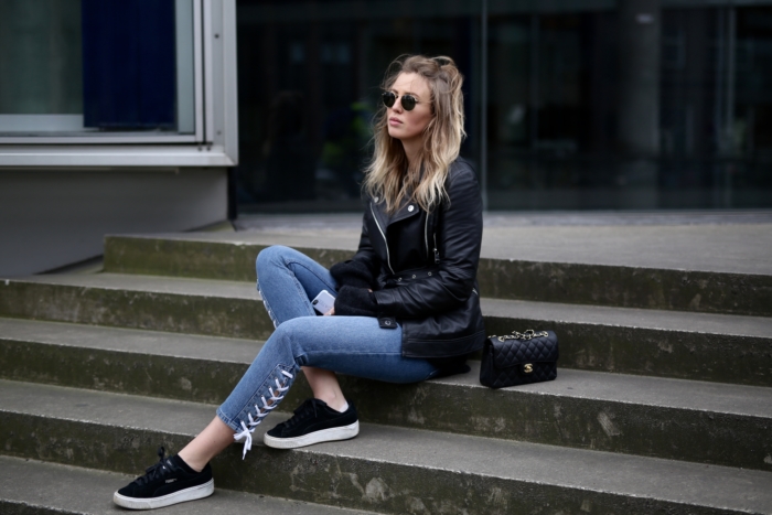 Jeans und Lederjacke