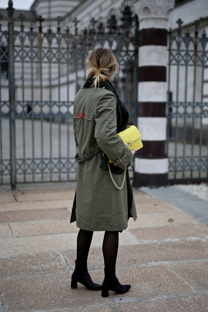 Khaki Trenchcoat, gelbe Handtasche, Zara Boots