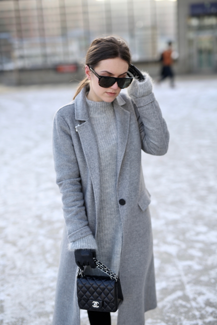 Tom Ford Sonnenbrille, Chanel Handtasche, grauer Mantel, Strickpullover