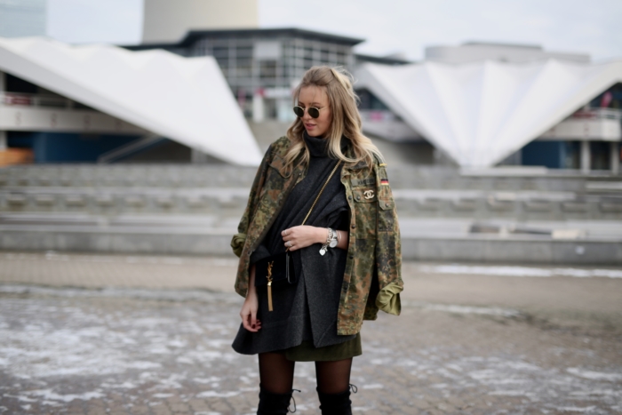 Bundeswehr-Jacke, Kuschelpullover, Saint Laurent Tasche, schwarze Overknee Stiefel