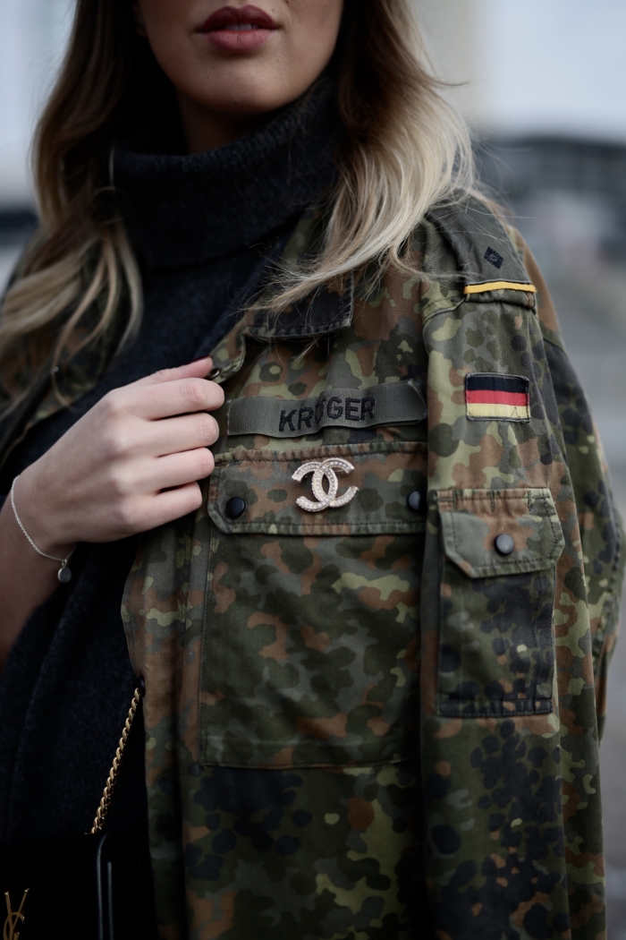 Bundeswehr Jacke, Chanel Brosche, Details