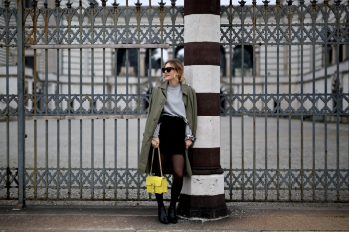 Pinko Trenchcoat und Handtasche, schwarzer Rock, grauer Sweater, Zara Stiefeletten