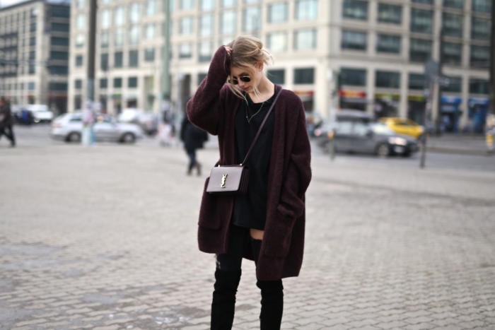 Cardigan bordeaux, YSL Tasche, overknee Stiefel