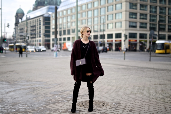 Schwarze Overknees, schwarzes Shirt, dunkelroter Cardigan, Saint Laurent Tasche