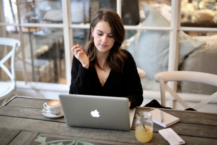 Blogger, Kaffee, Macbook, Block und Stift