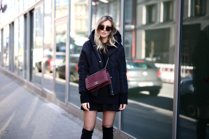 schwarzer oversize Hoodie, Chanel Tasche, Netzstrumpfhose