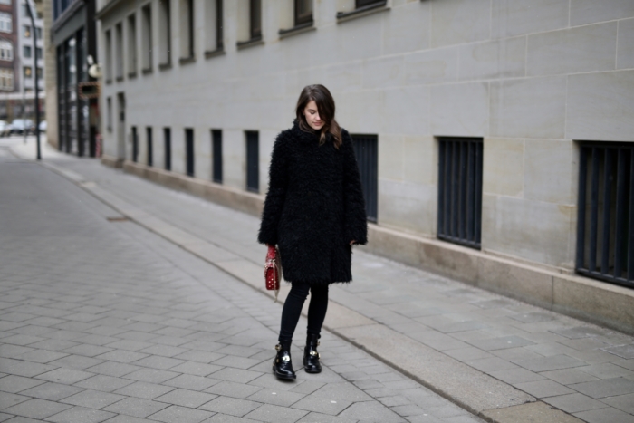 schwarze Teddy-Jacke, schwarze Hose, Balenciaga Boots, Valentino Tasche