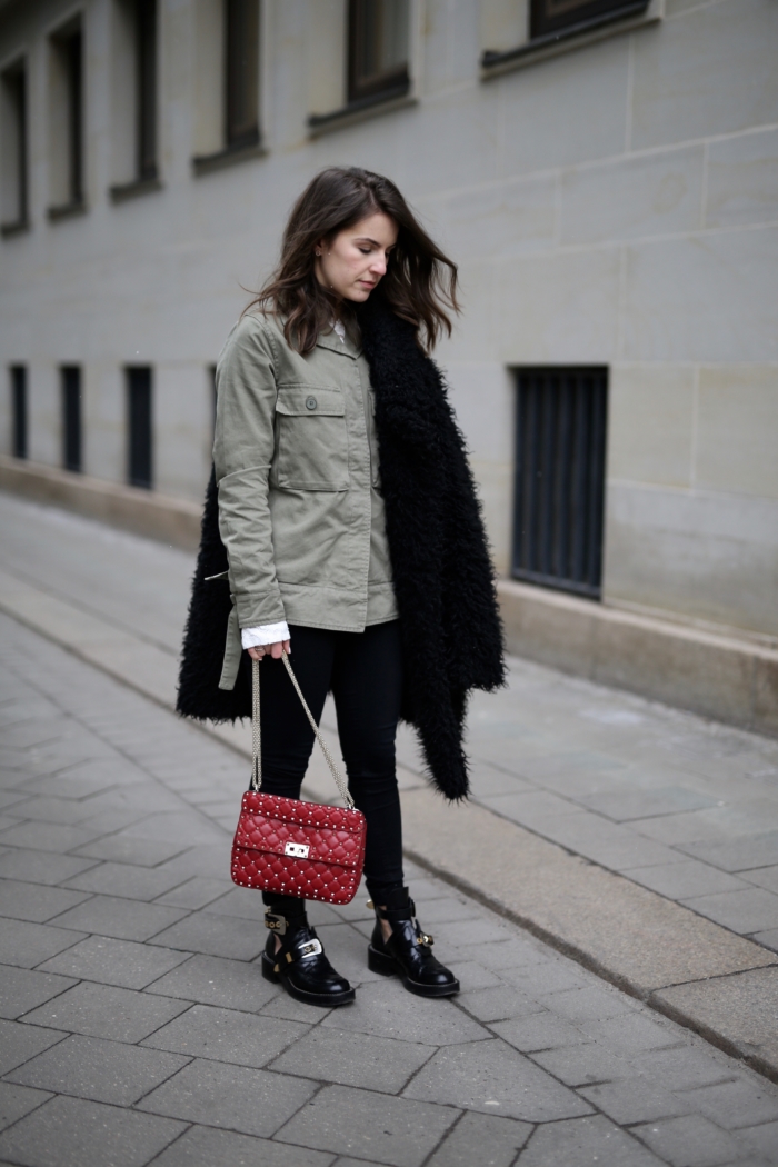 Jacke khaki, schwarzer Kuschelmantel, Valentino Rock Stud, schwarze Ankle Boots