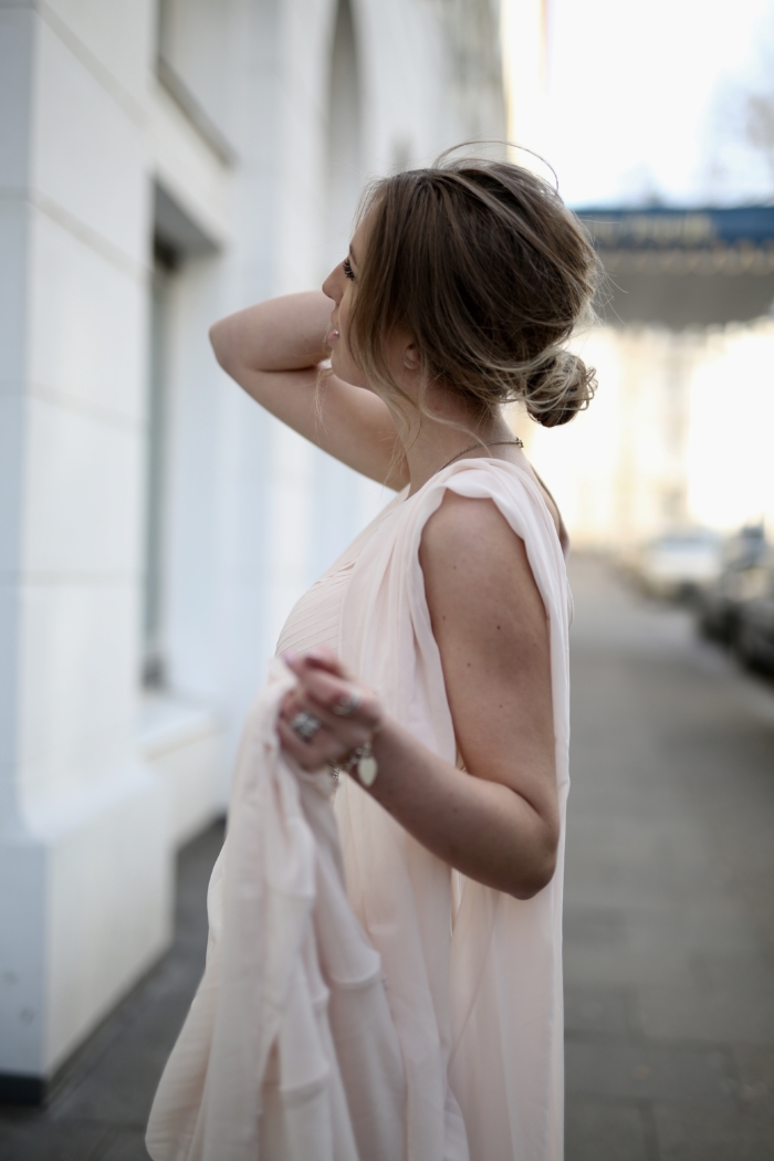Ärmelloses Abendkleid rose, Hochsteckfrisur