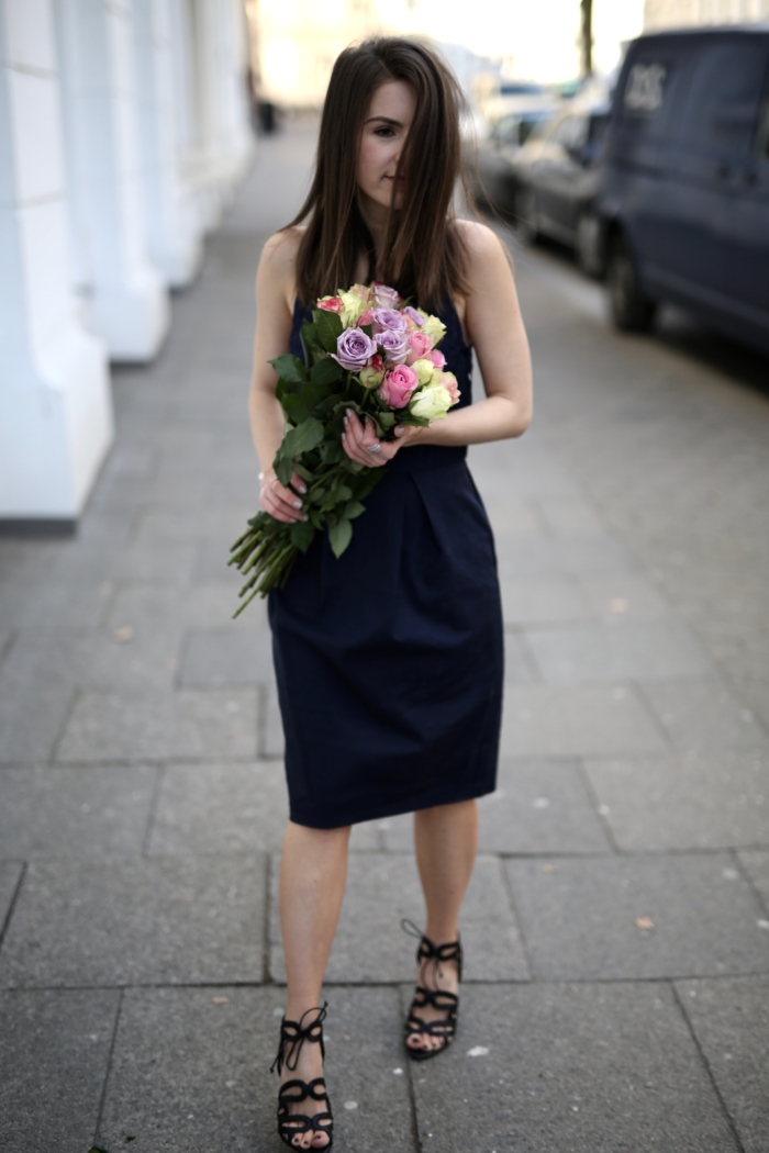 dunkelblaues Cocktailkleid knielang, Blumenstrauß, hohe Sandaletten