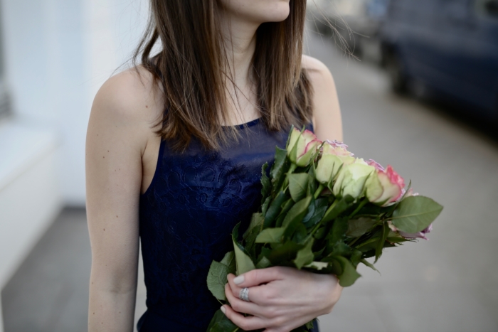 Abendkleid dunkelblau, Strauß Rosen
