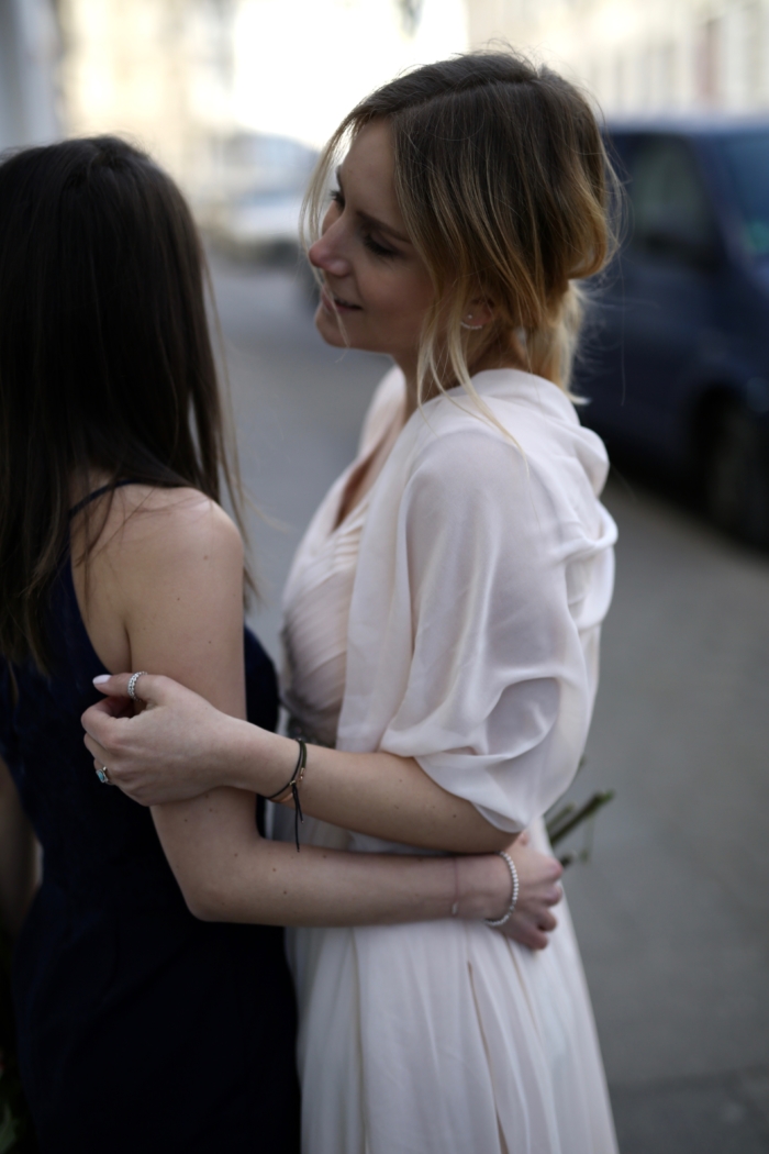 Freundinnen, dunkles und helles Abendkleid, Chiffon
