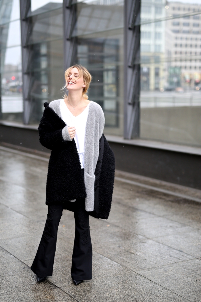 grau oversized Strickjacke, schwarzer Mantel, schwaze Schlaghose