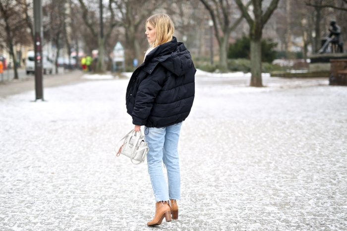 Bomberjacke, Boyfriendjeans, braune Ankle Boots