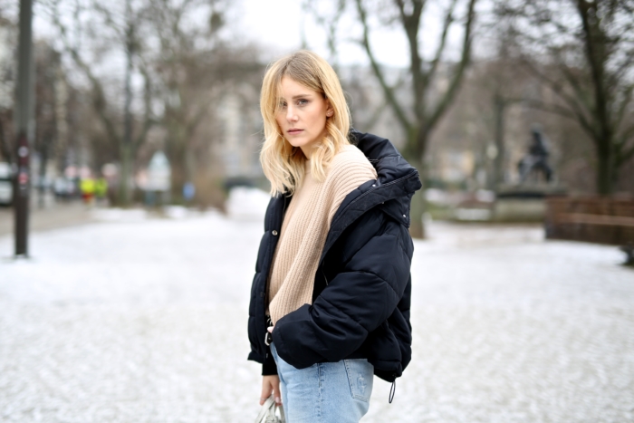 MBFW Streetstyle, Stylingtipps, schwarze Bomberjacke, heller Strickpullover