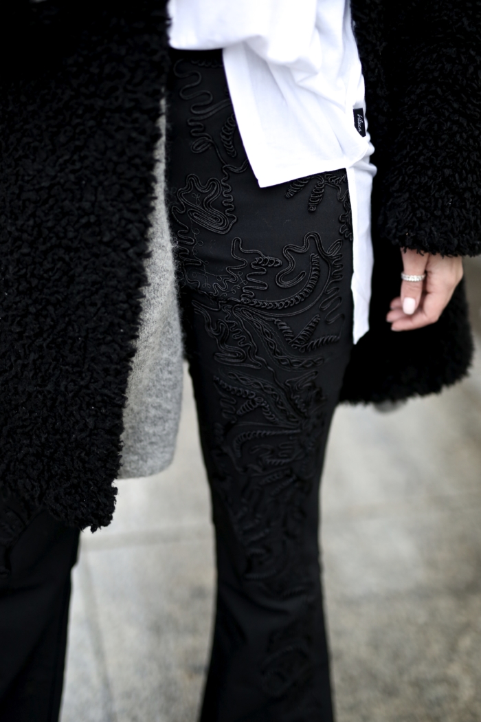 Details, bestickte Schlaghose, weiße Bluse