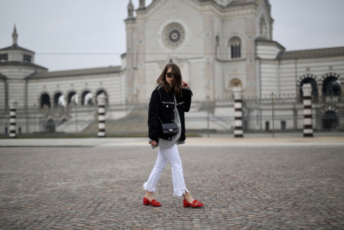 Pinko Jacke schwarz, weiße Hose, Chanel Tasche, Gucci Loafer rot