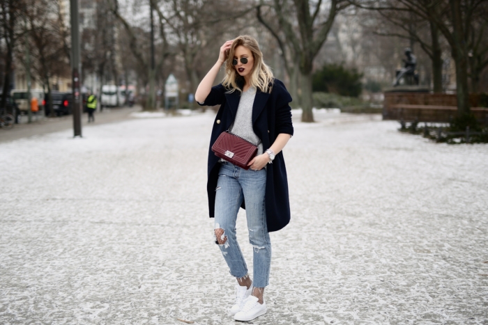 Boyfriend jeans, schwarzer Mantel, Chanel Tasche, Adidas Sneakers