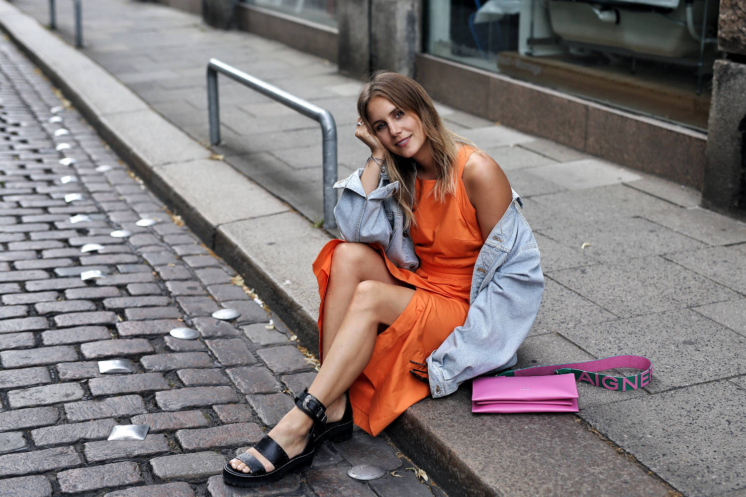 Sommerkleid-orange-Edited-Oversized-Jeansjacke