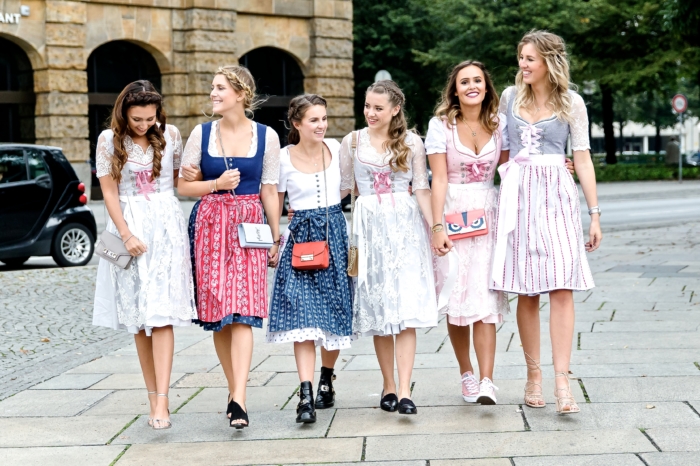 Oktoberfest, Blogwalk Mädels, verschiedene Dirndl
