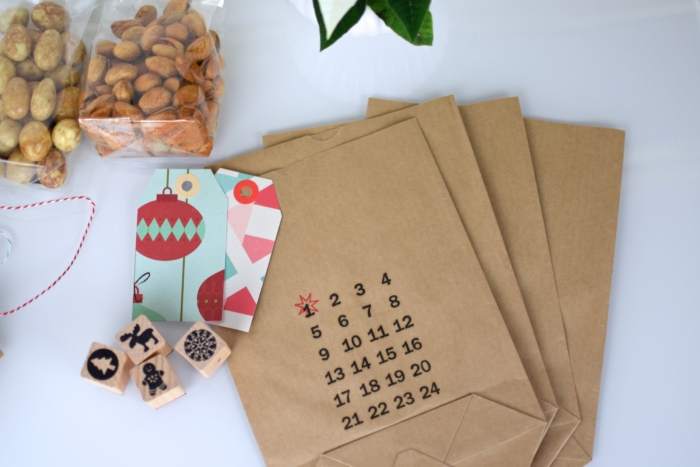 Adventskalender selber machen, Papiertüten mit Zahlen, Geschenkanhänger