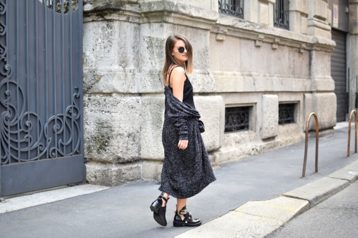 Milano, grauer Cardigan, Kleid mit Spitze, Boots