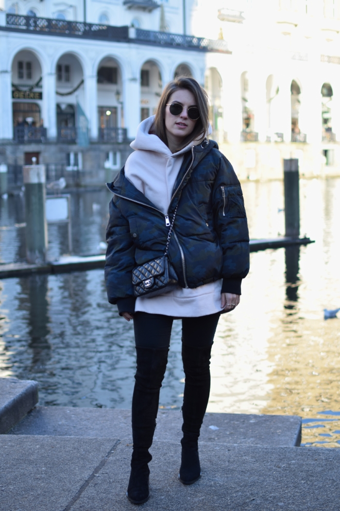 Winterjacke, Kapuzenpulli rosa, schwarze Hose