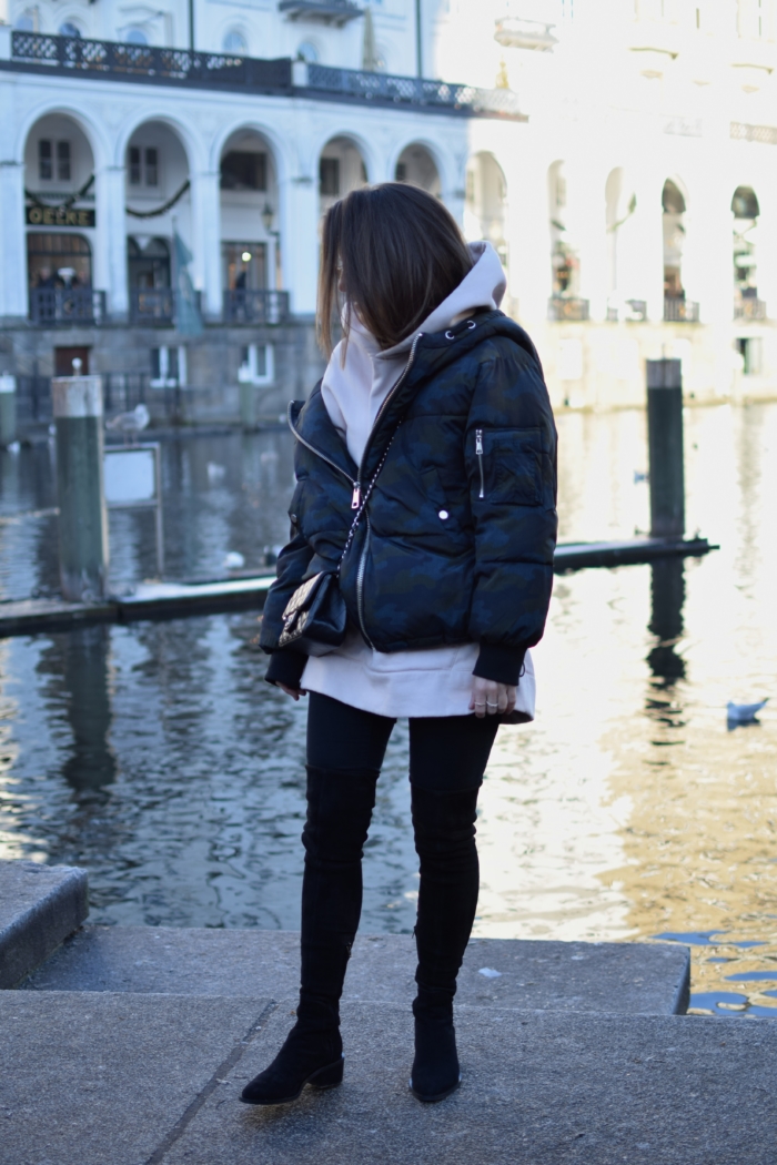 Winter Bomberjacke, Hoodie, Overknee Boots schwarz