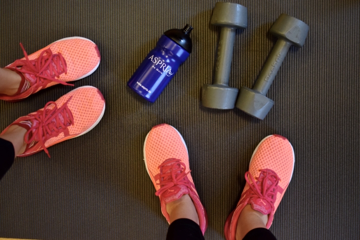 Aspria, Training, Sportschuhe orange, kleine Hanteln, Trinkflasche