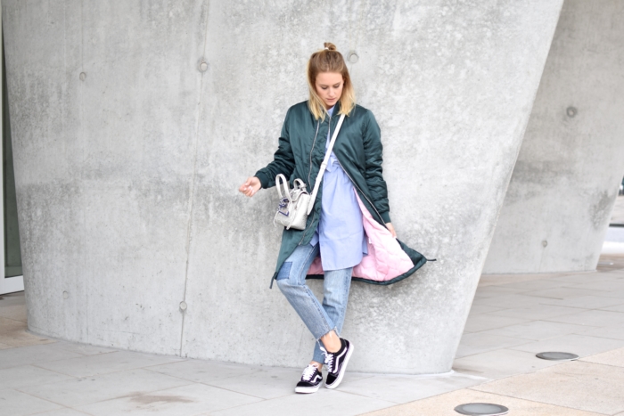 Levis Wedgie Jeans, Edited Bomberjacke, Boohoo Bluse hellblau, Levis Jeans, Vans Sneakers