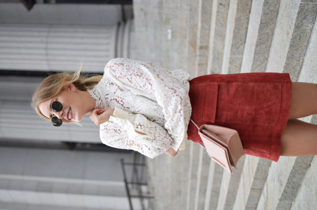 Lace blouse, Verlourslederrock, Sonnenbrille