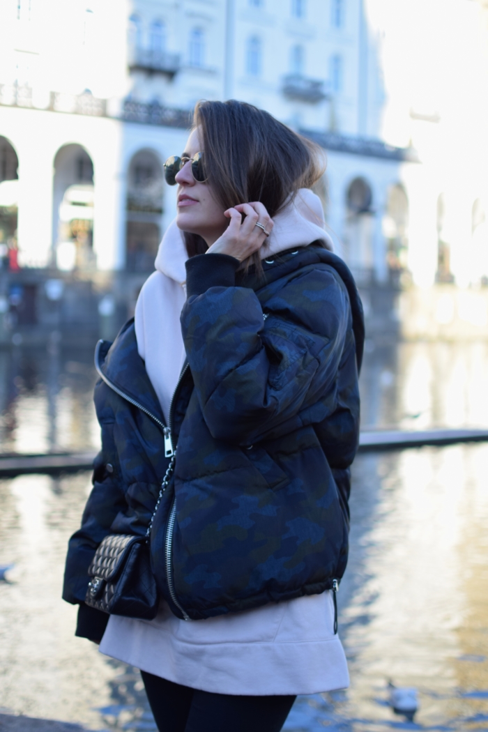 Sonnenbrille, Bomberjacke, rosa Hoodie
