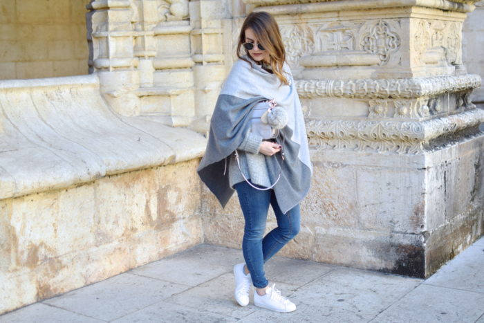 grauer Poncho mit Jeans