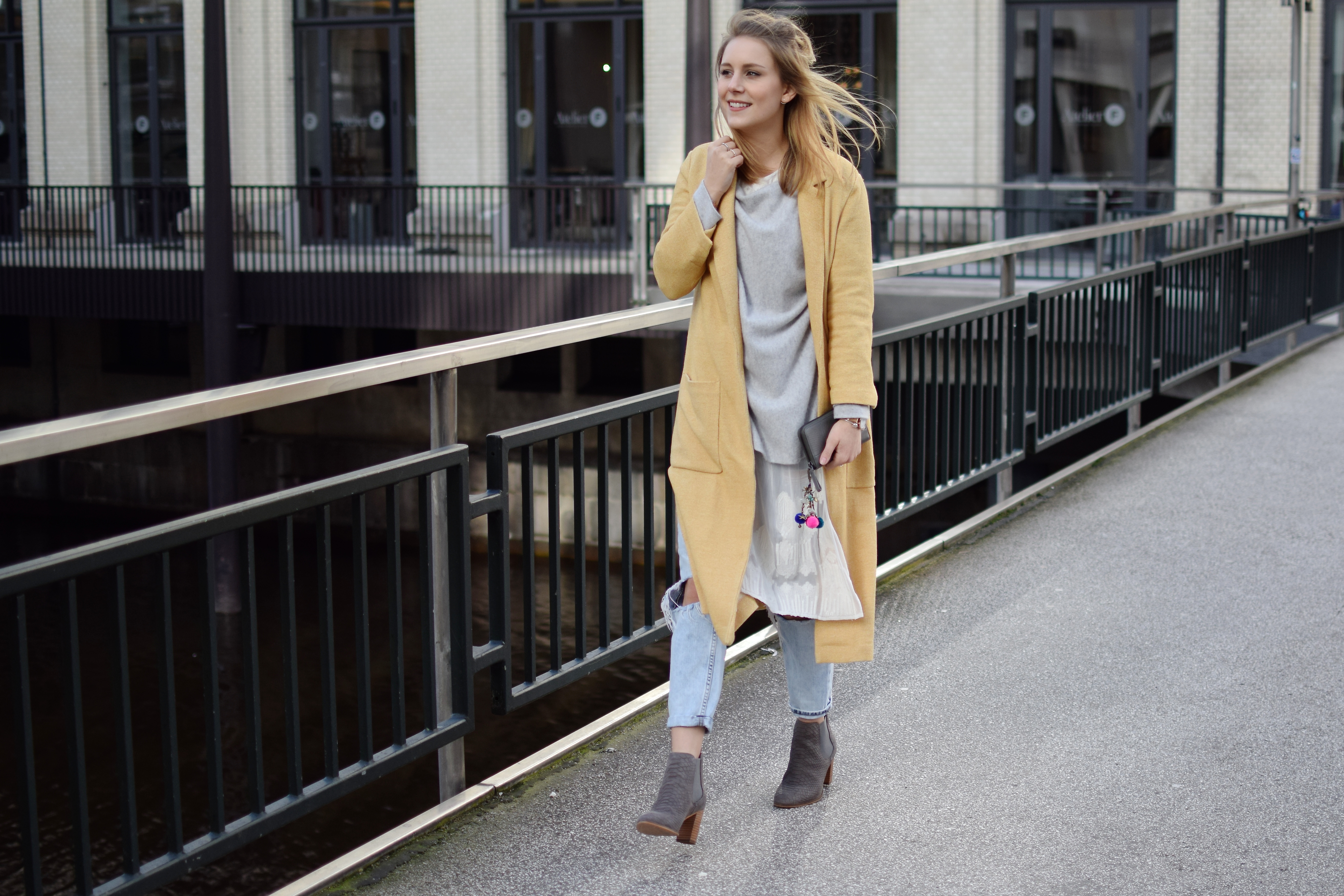 gelber trenchcoat