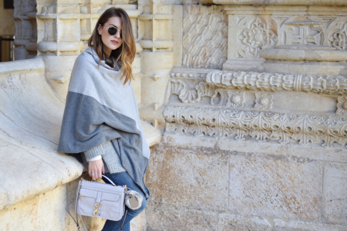 grauer Poncho