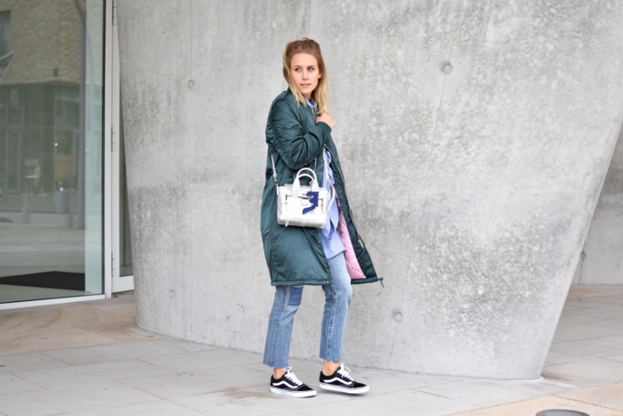Bomber Jacke Edited, Levis Wedgie Jeans, schwarze Vans