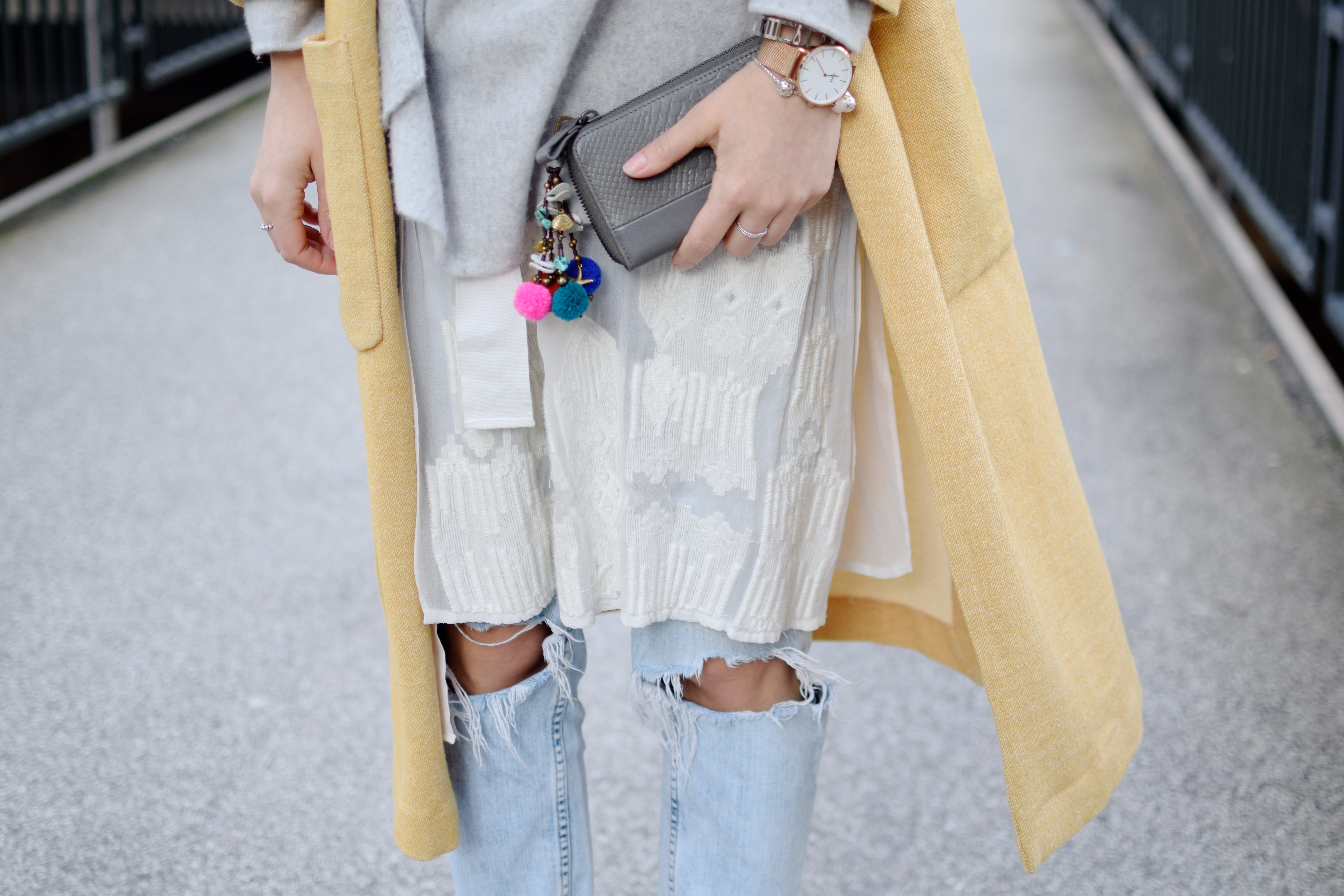 Boyfriendjeans and white Lacedress