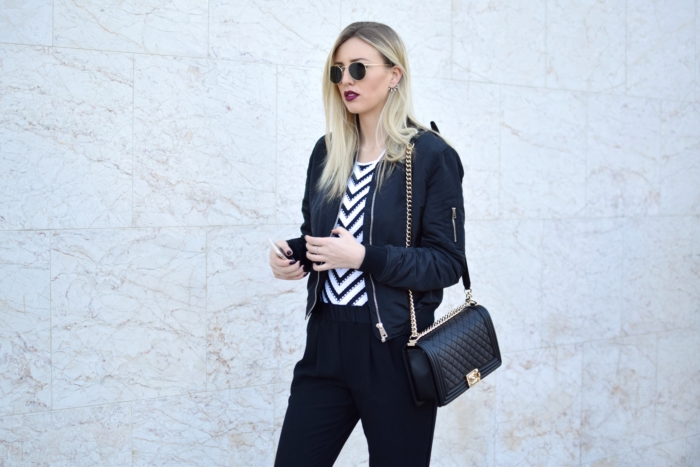 blaue bomber jacje und chanel bag