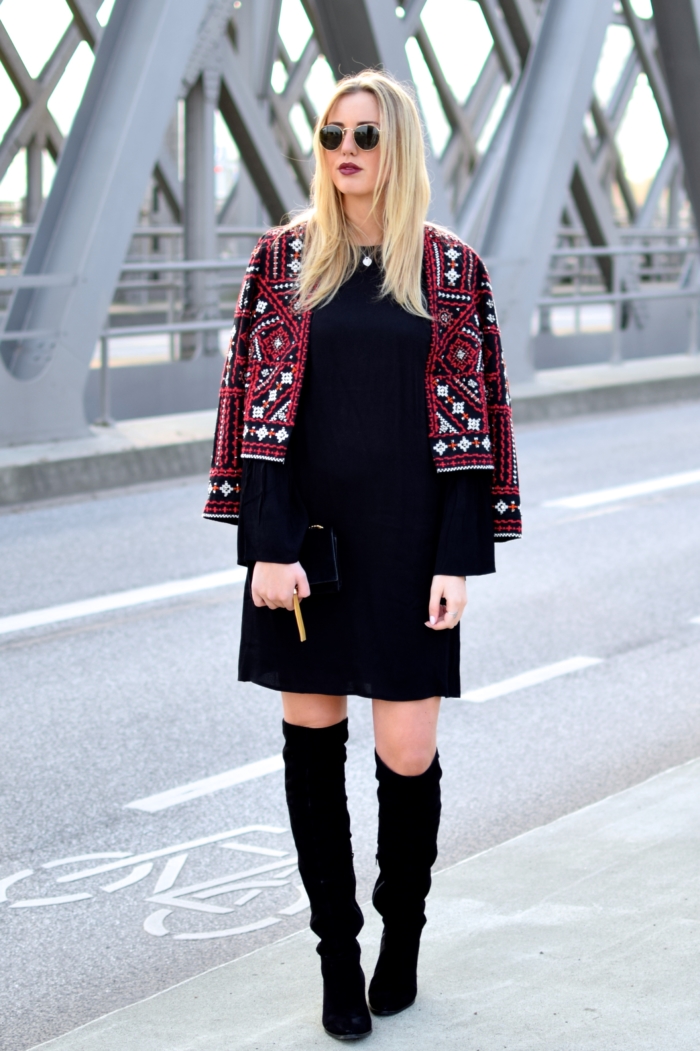 Schwarze Overknee Boots, schwarzes Kleid, rote Jacke