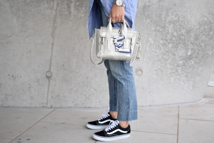 Statement Tasche silber, schwarze Vans Old Skool, Levis Jeans