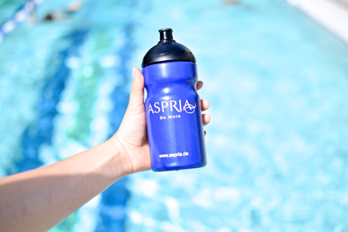 Aspria Uhlenhorst, blaue Getränkeflasche, Pool