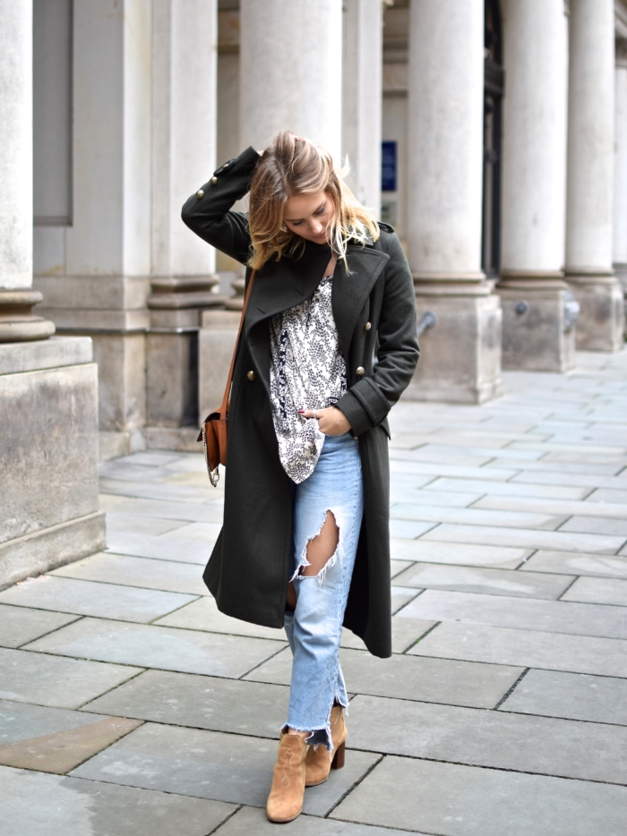 Braune Ankle Boots, trashed Jeans, langer Trenchcoat grün