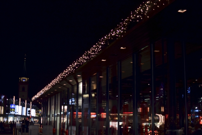 Outlet City, nachts, Weihnachtsbeleuchtung