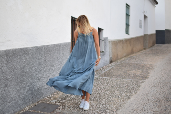 Navi Maxidress & Sneaker