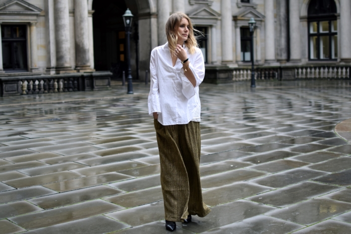 golden plissee pants, white shirt