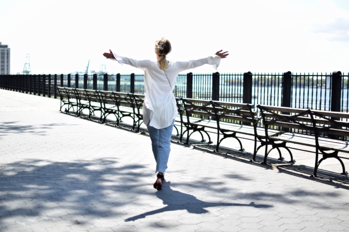 outfit, brooklyn, sightseeing, sun, white shirt, jeans