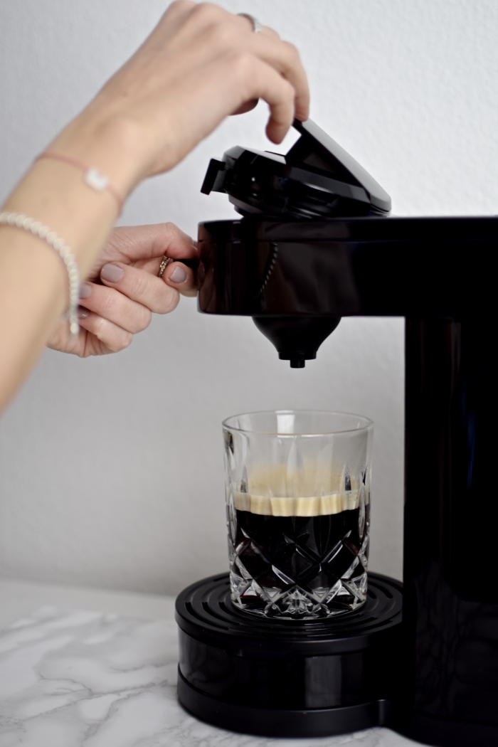 Kaffeemaschine, Glas mit schwarzem Kaffee